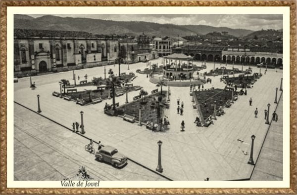 Vista panorámica histórica de la Plaza de Armas del Valle de Jovel.